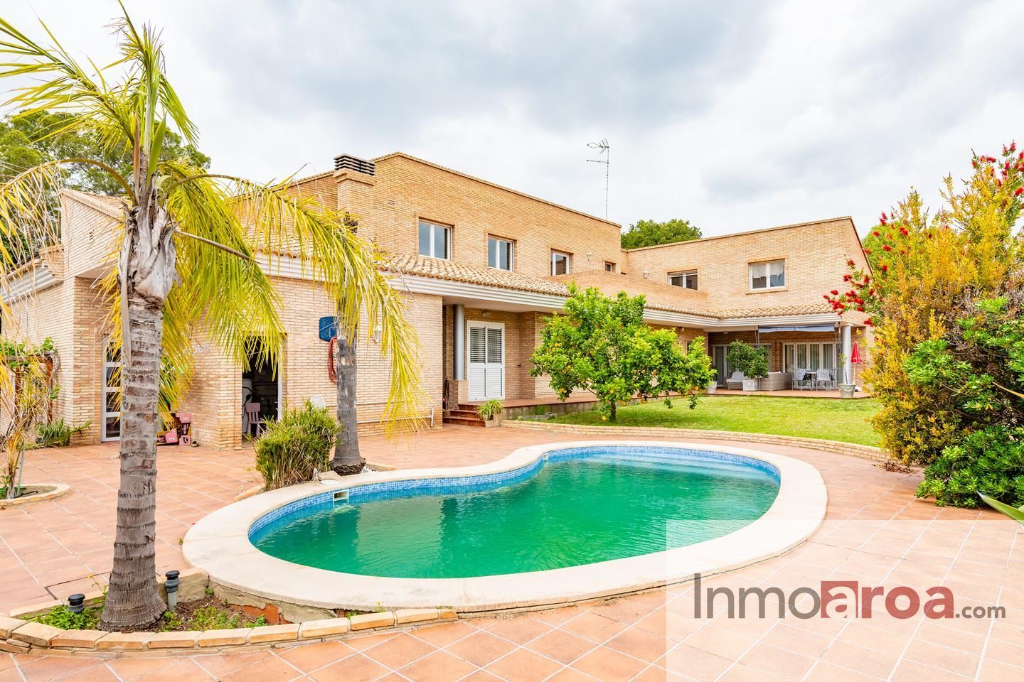 Vista exterior de Casa o xalet en venda en Paterna amb Jardí privat, Terrassa i Piscina