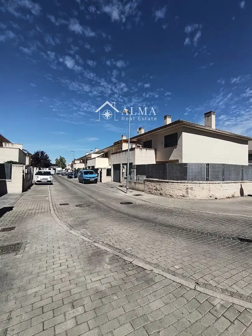 Terraced house with pool for sale in La Montaña - El Cortijo, imagen 9