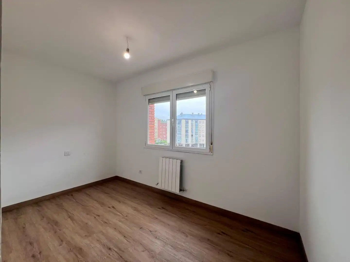 Dormitori de Pis en venda en Oviedo  amb Calefacció i Parquet