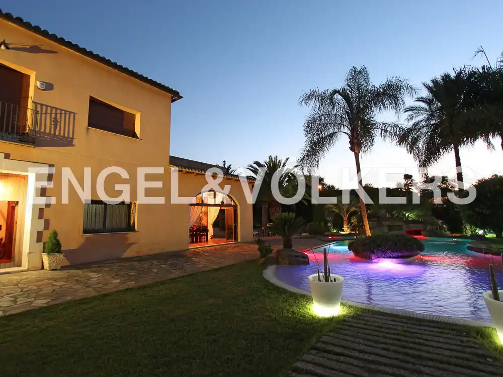 Vista exterior de Casa o xalet en venda en Xàtiva amb Aire condicionat, Calefacció i Jardí privat
