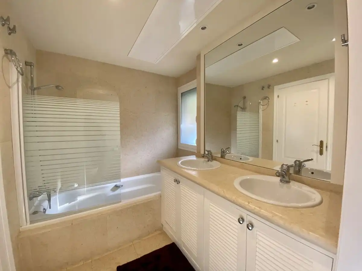 Baño de Planta baja de alquiler en Marbella con Aire acondicionado, Calefacción y Terraza