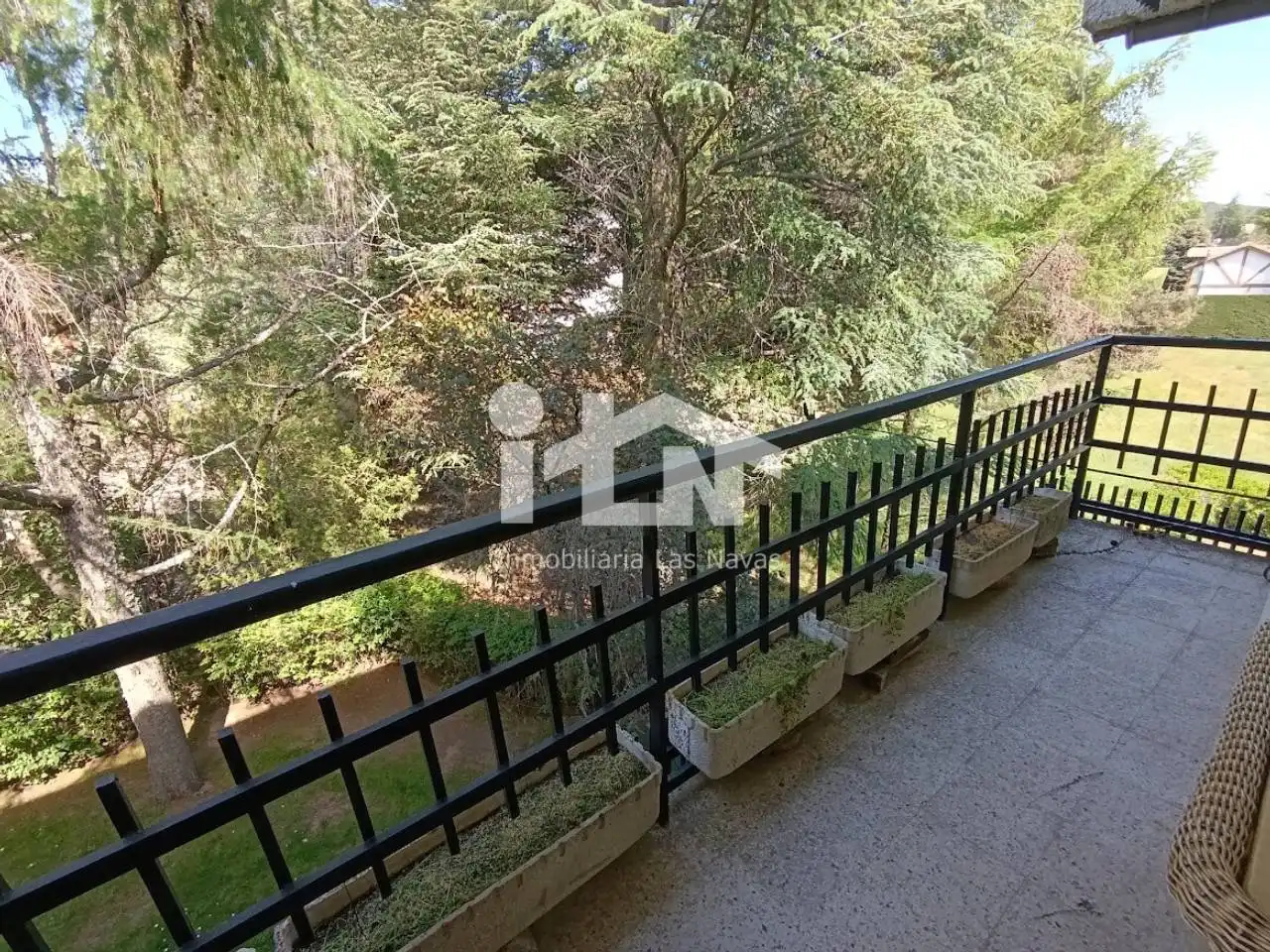 Terrassa de Pis en venda en Las Navas del Marqués  amb Parquet, Terrassa i Traster