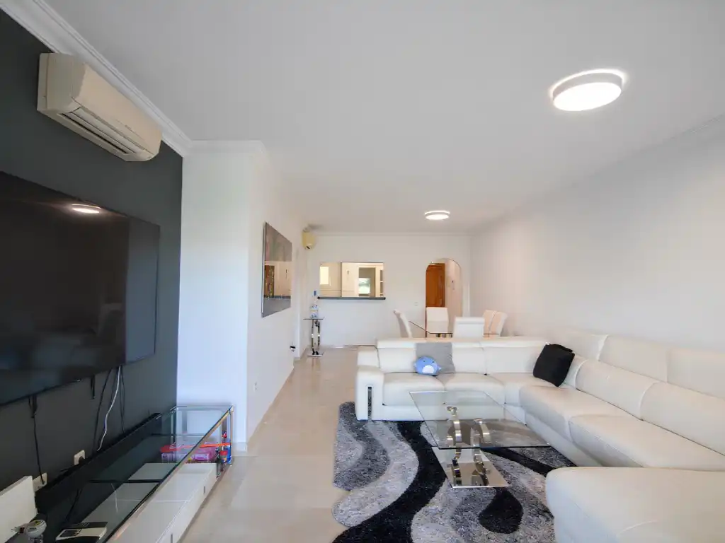 Wohnzimmer von Wohnung zum Verkauf in Mijas mit Klimaanlage, Heizung und Privatgarten