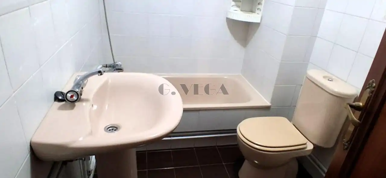 Baño de Piso en venta en Vigo  con Calefacción, Parquet y Trastero