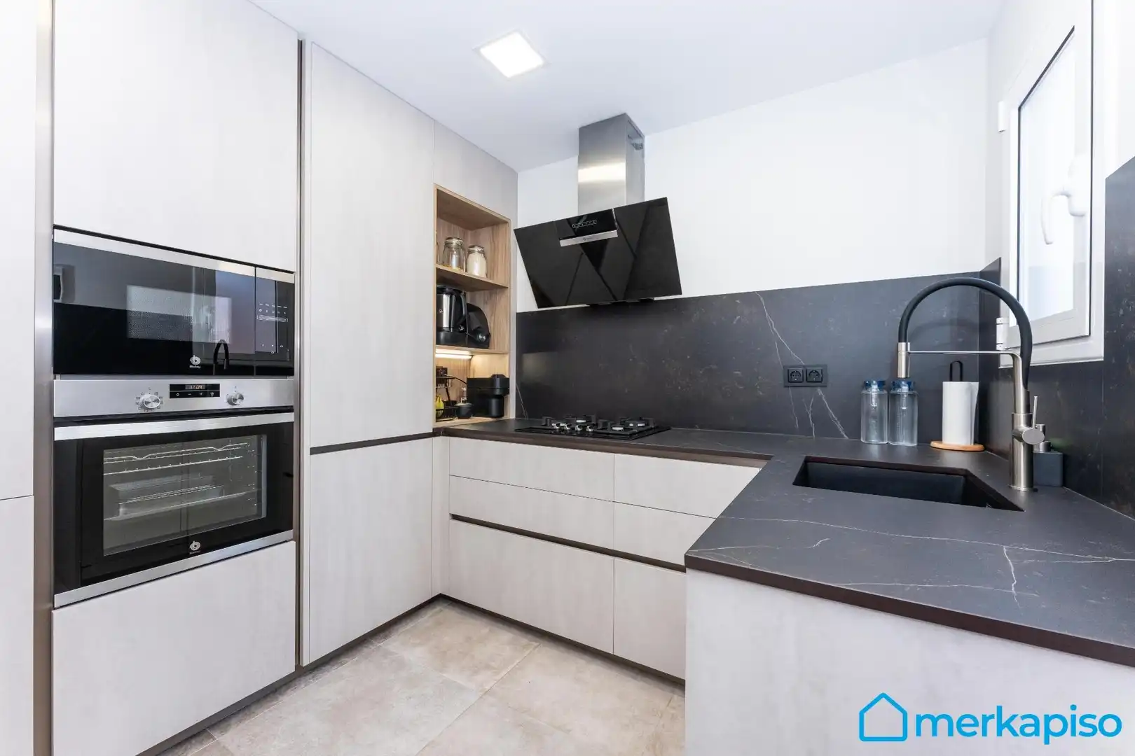 Kitchen of Flat for sale in L'Hospitalet de Llobregat  with Air Conditioner, Heating and Parquet flooring