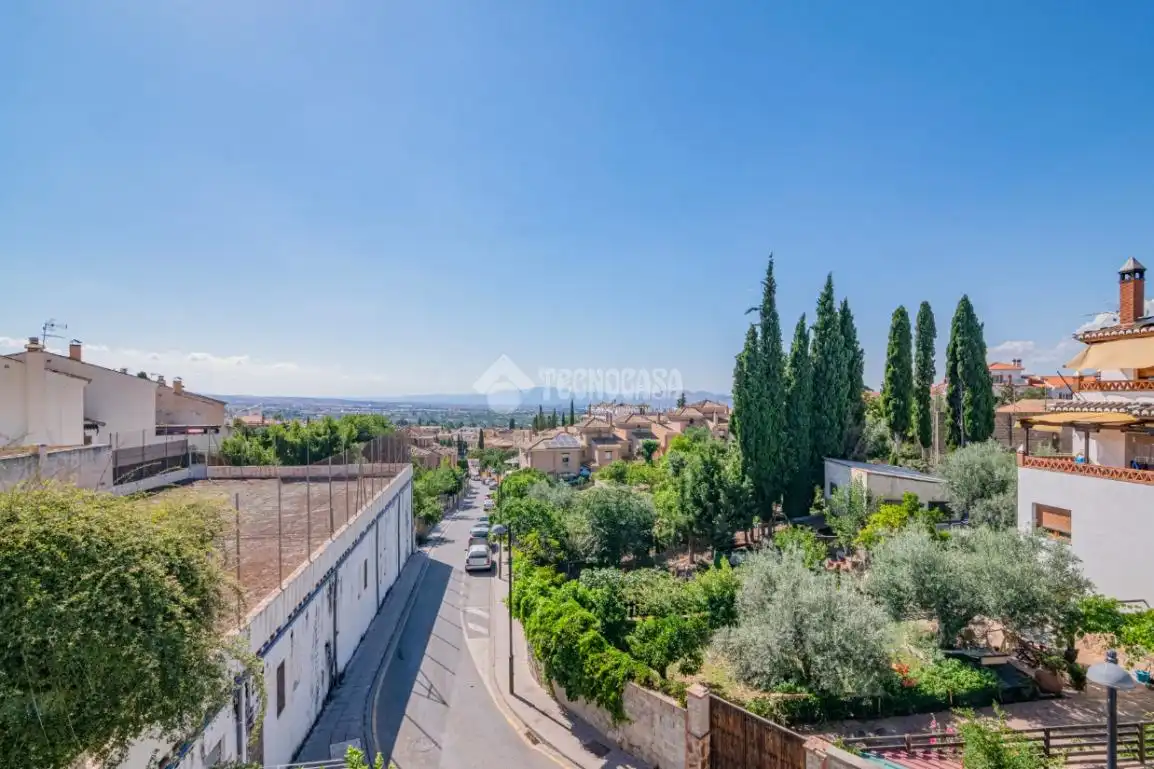 Vista exterior de Casa adosada en venda en La Zubia amb Terrassa i Piscina comunitària