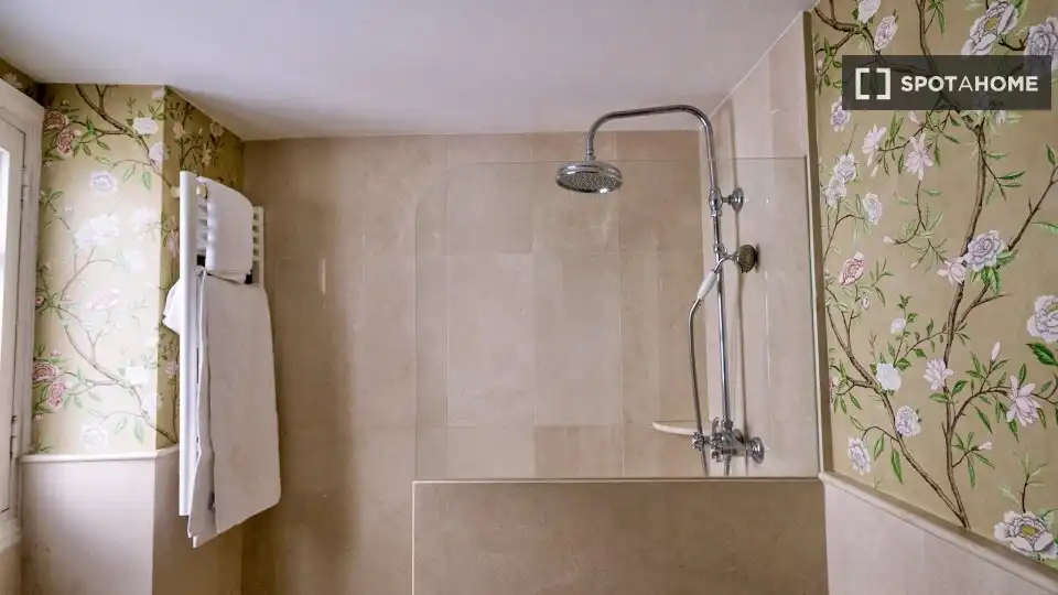 Bathroom of Apartments for share in Sevilla  with Air Conditioner, Heating and Terrace