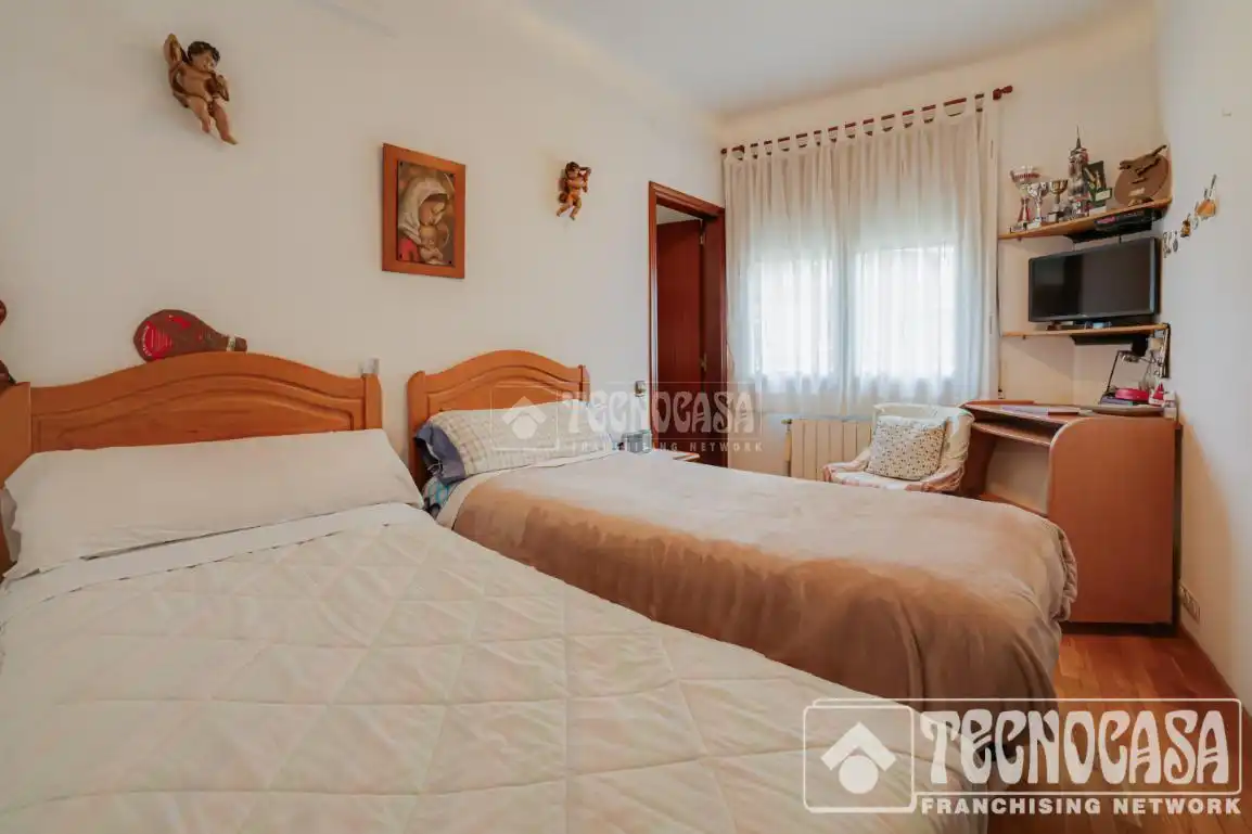 Habitación de Casa adosada en venta en Santa Coloma de Gramenet con Aire acondicionado, Calefacción y Parquet