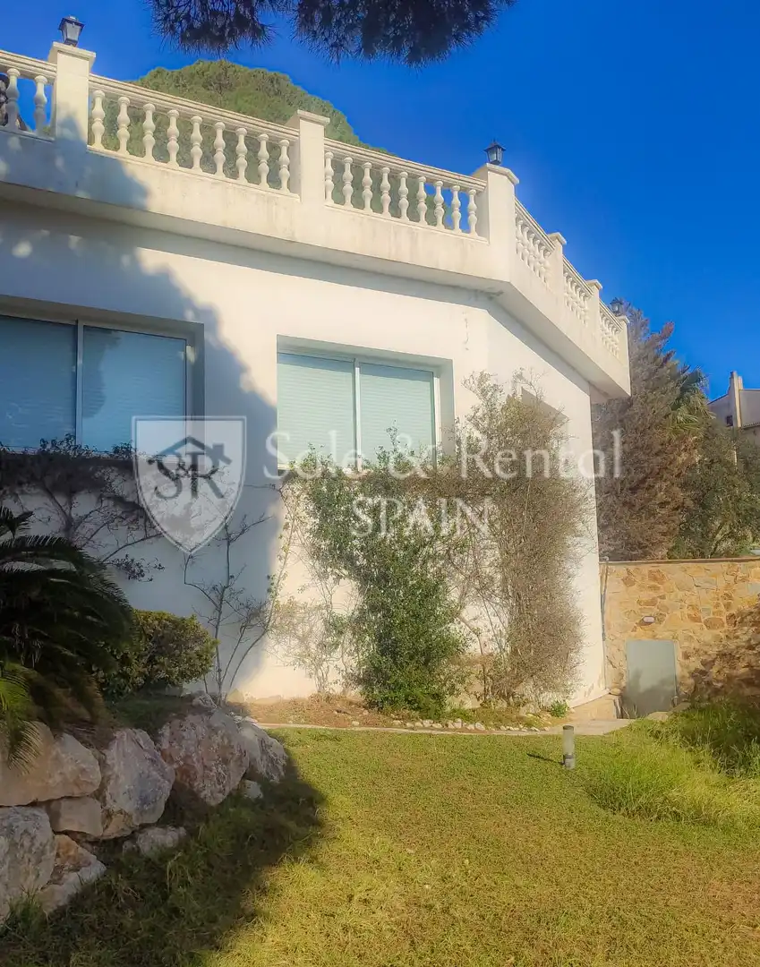 Vista exterior de Casa o xalet en venda en Lloret de Mar amb Aire condicionat, Jardí privat i Terrassa