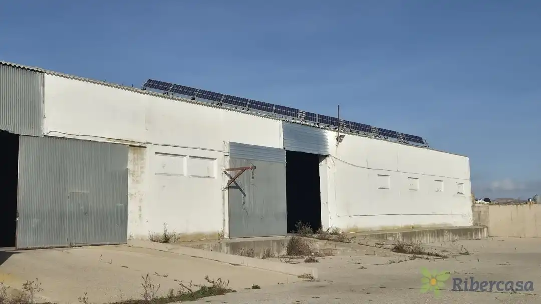 Außenansicht von Fabrikhallen zum Verkauf in Fustiñana