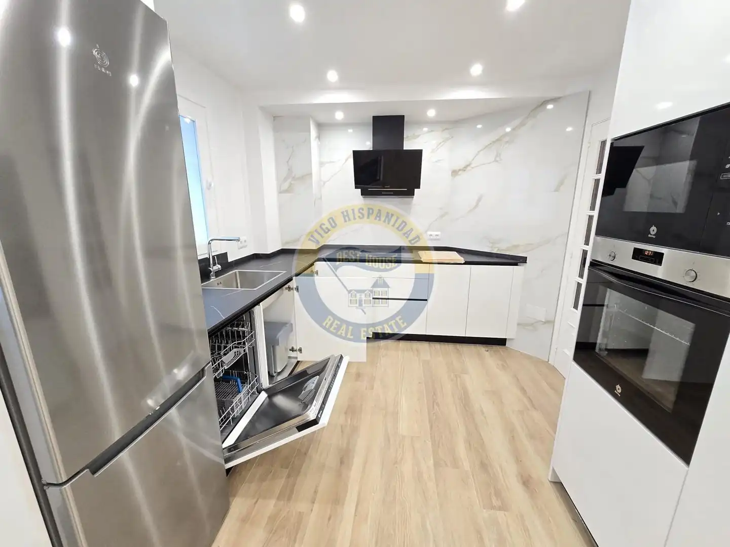 Cocina de Piso de alquiler en Vigo  con Calefacción, Parquet y Balcón