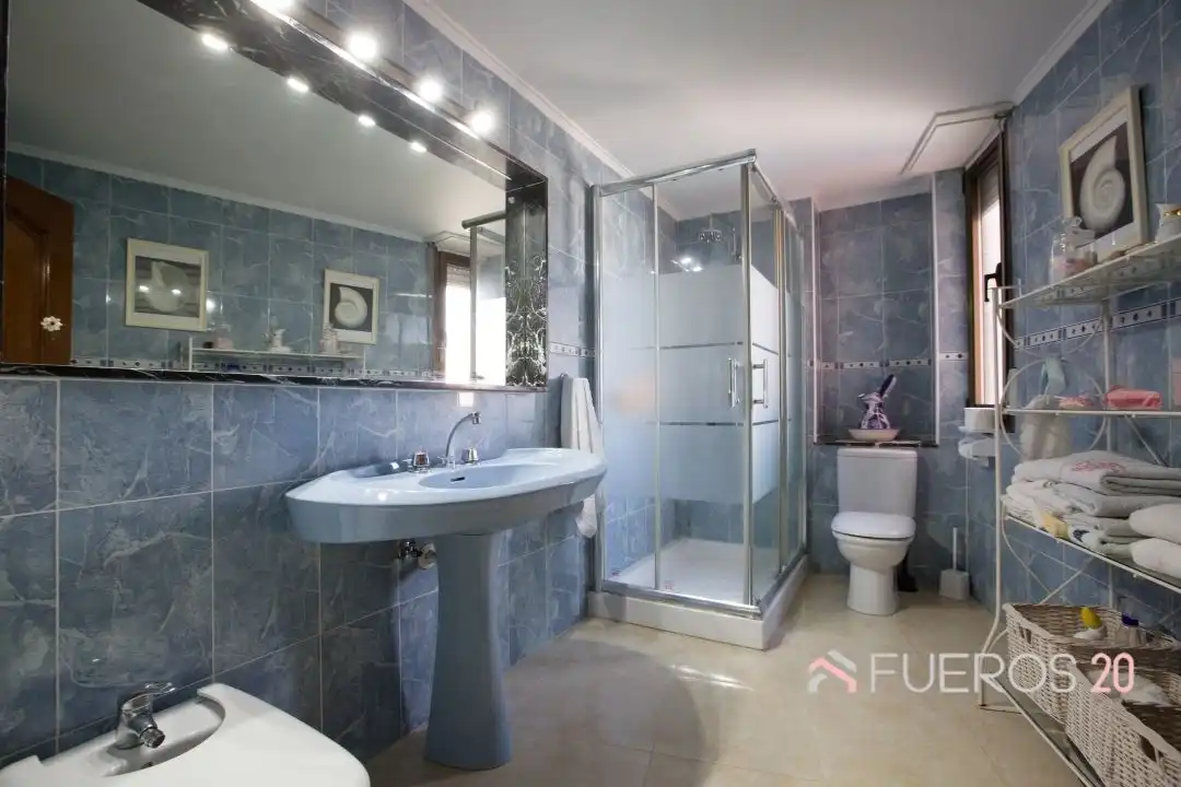 Badezimmer von Wohnung zum Verkauf in Barakaldo  mit Terrasse, Abstellraum und Möbliert