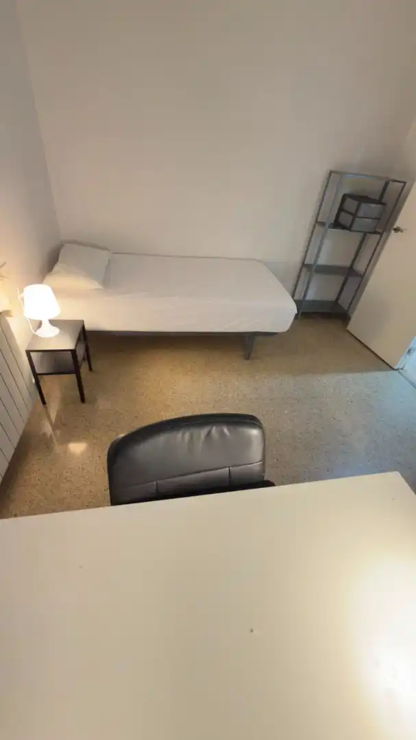 Habitación de Piso de alquiler en Granada con Aire acondicionado, Amueblado y Lavadora