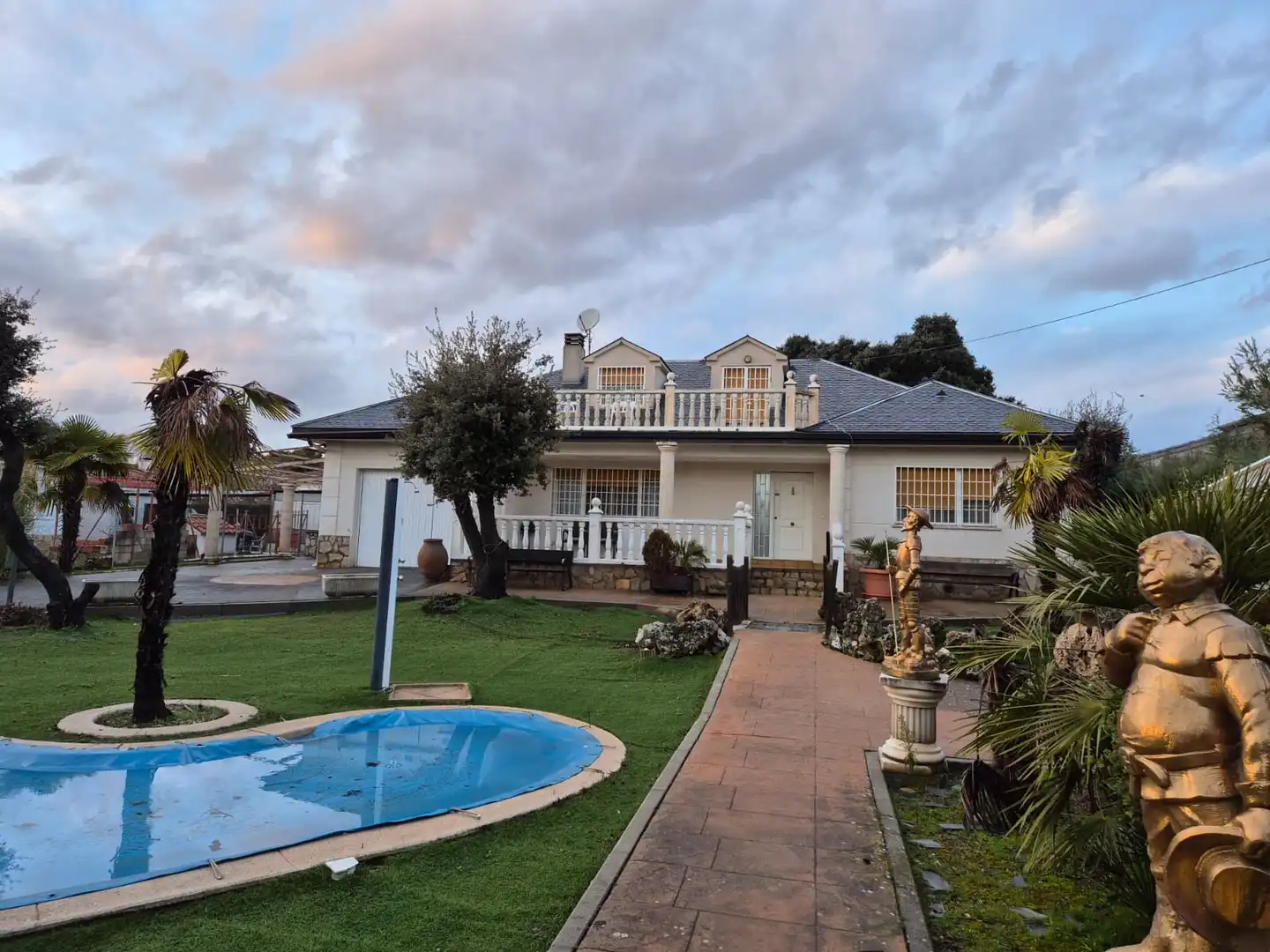 Vista exterior de Casa o xalet en venda en Nuevo Baztán amb Aire condicionat, Calefacció i Jardí privat