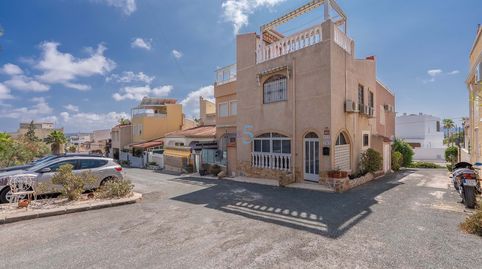 Casa adosada bien mantenida de 3 dormitorios y 2 baños en La Marina, jardín, aire acondicionado y solárium con hermosas vistas a l