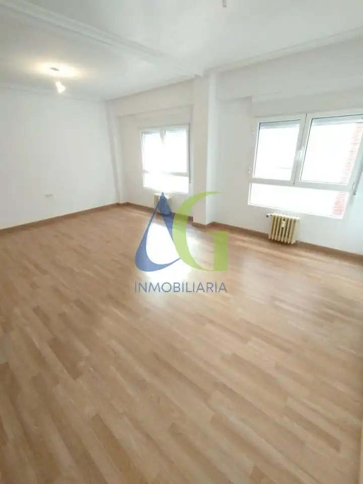 Wohnzimmer von Wohnung zum Verkauf in León Capital  mit Heizung, Parkett und Terrasse