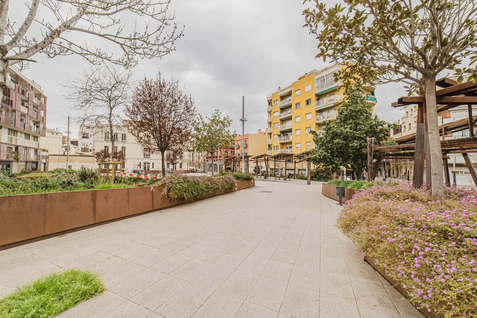 Außenansicht von Wohnung zum Verkauf in Barcelona mit Klimaanlage, Heizung und Ofen