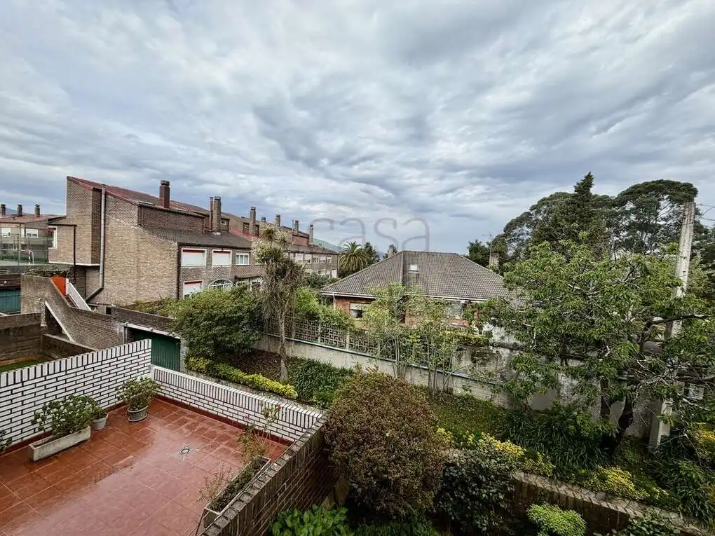 Vista exterior de Casa adosada en venta en Leioa con Calefacción, Jardín privado y Terraza