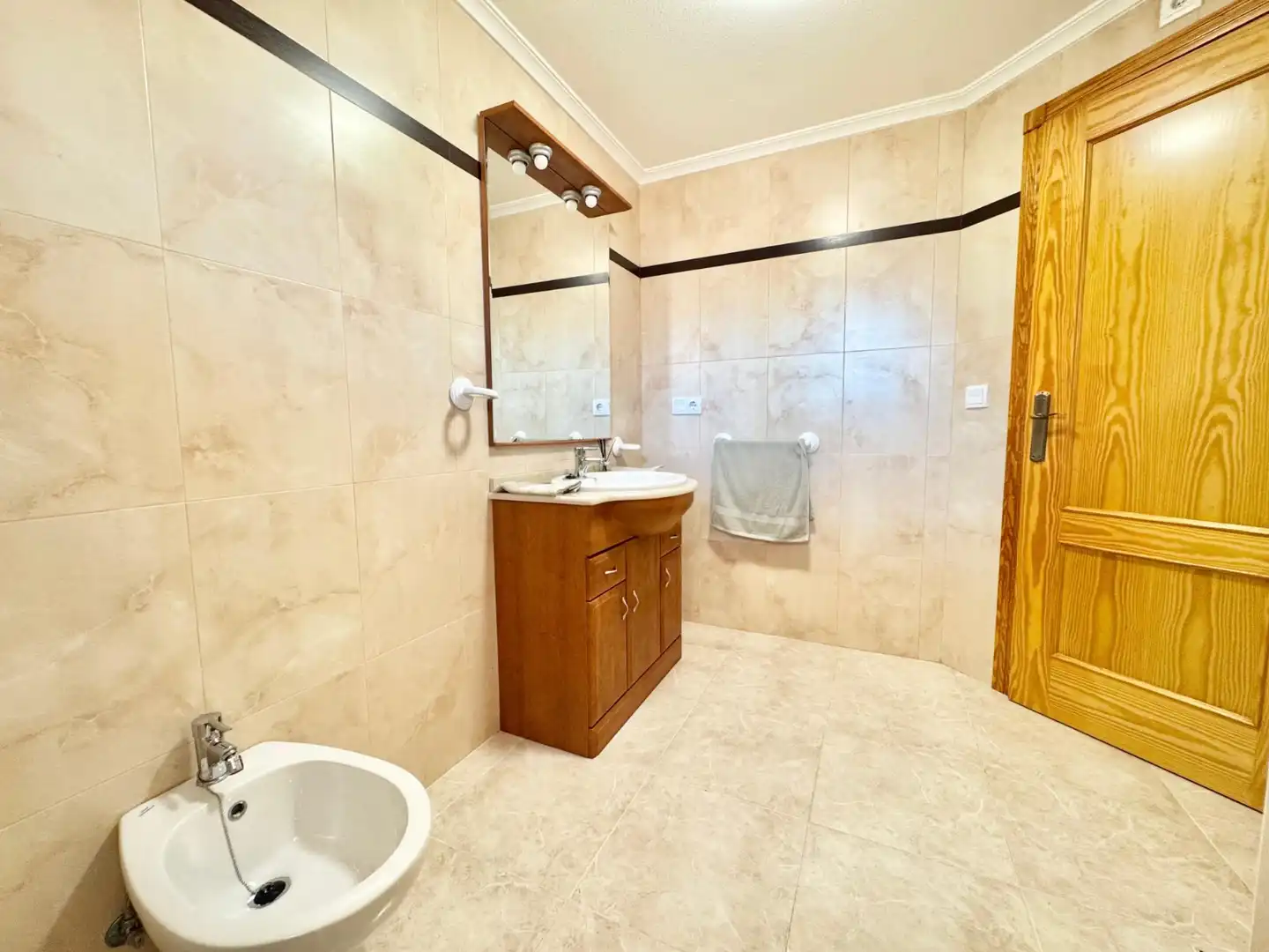 Baño de Apartamento de alquiler en Orihuela con Aire acondicionado, Piscina y Amueblado