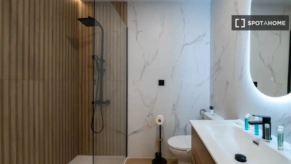 Baño de Piso de alquiler en Madrid con Aire acondicionado, Calefacción y Amueblado