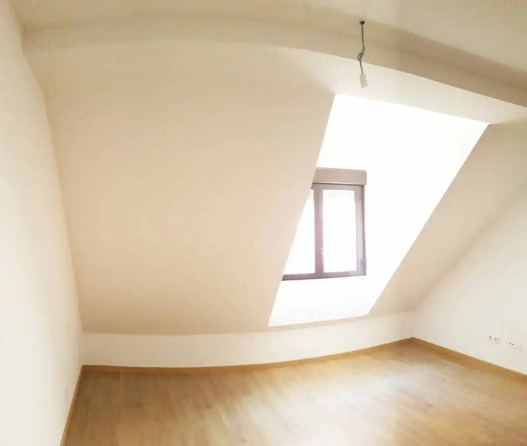Schlafzimmer von Dachboden zum Verkauf in Tudela de Duero mit Heizung, Parkett und Abstellraum