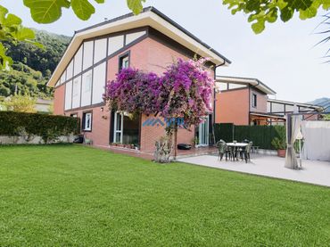 Casa aparellada amb jardí en venda a N-634