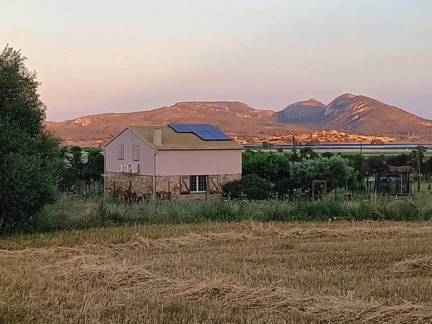 Casa rústica amb jardí en venda a Carrer del Ponent 6