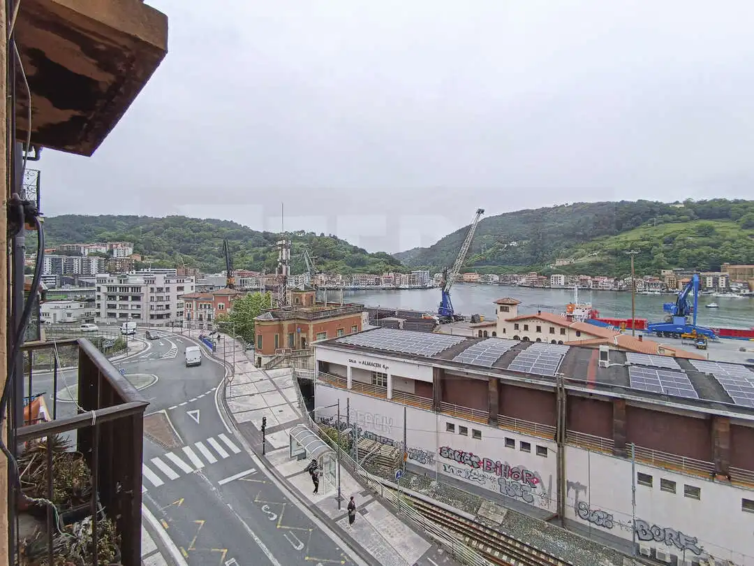 Vista exterior de Pis en venda en Donostia - San Sebastián  amb Calefacció