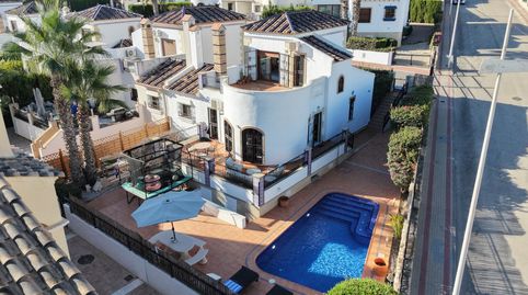 Preciosa villa pareada con piscina privada y amplias zonas exteriores en La Finca GolfDisfruta del estilo de vida mediterraacutene