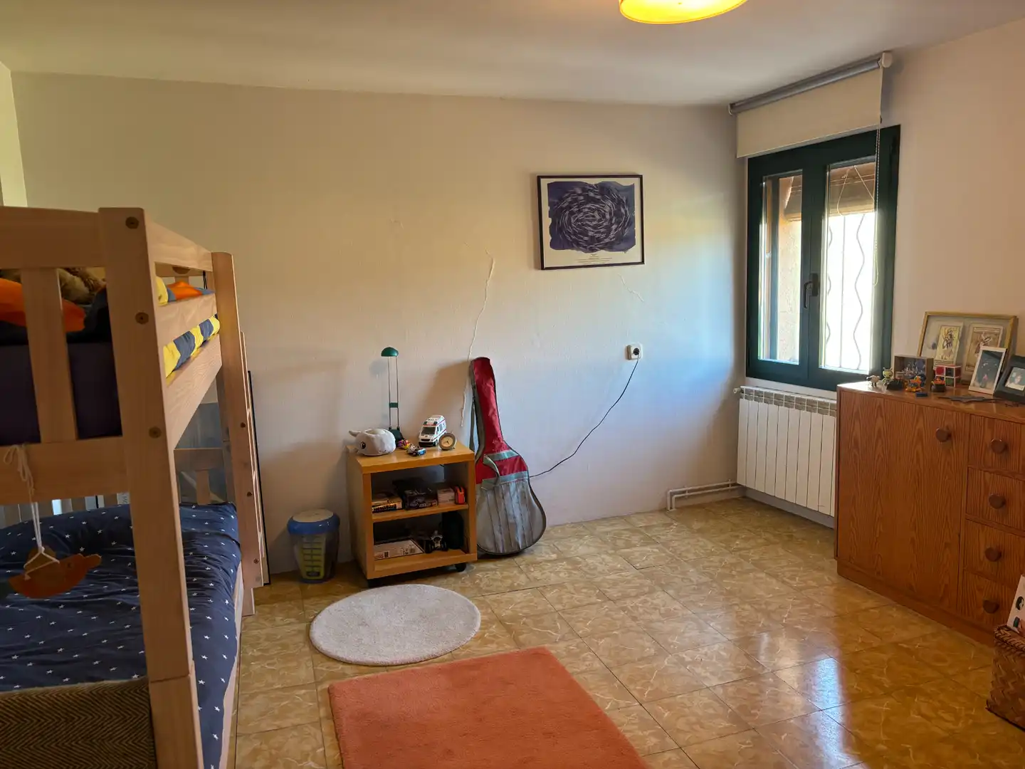 Schlafzimmer von Einfamilien-Reihenhaus zum Verkauf in Flaçà mit Klimaanlage, Heizung und Privatgarten