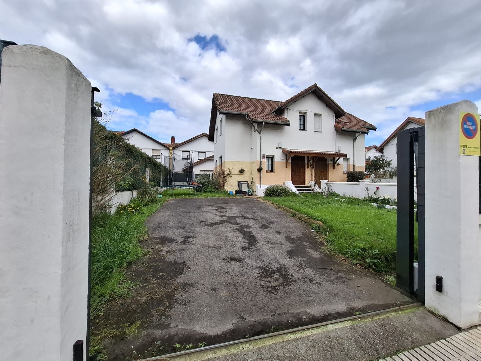 Casa adosada de alquiler en Gijón  con Calefacción, Jardín privado y Trastero