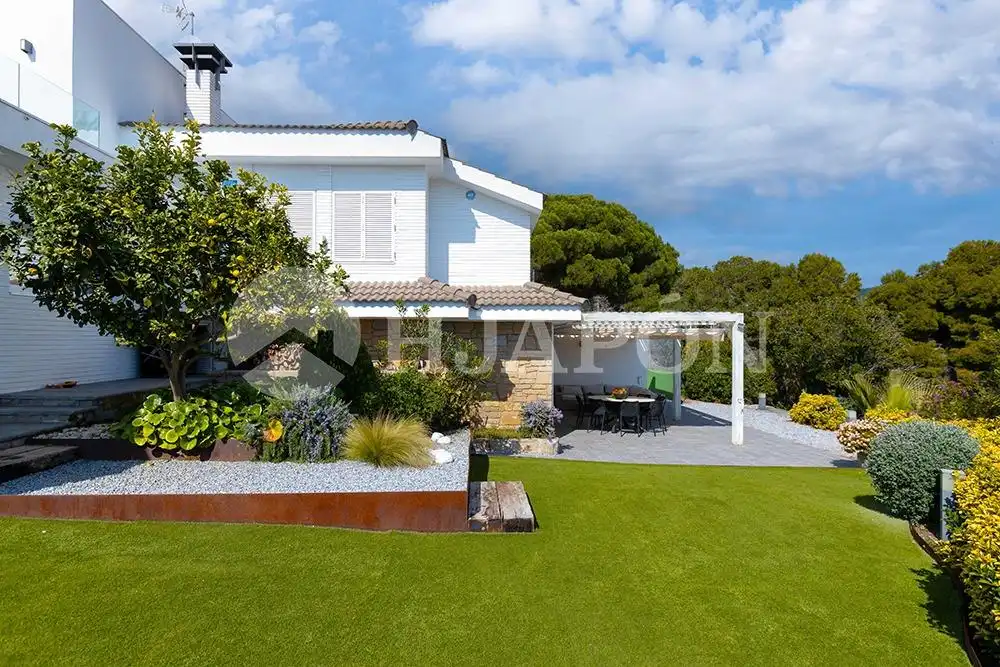 Jardín de Casa o chalet en venta en Alella con Aire acondicionado, Calefacción y Jardín privado