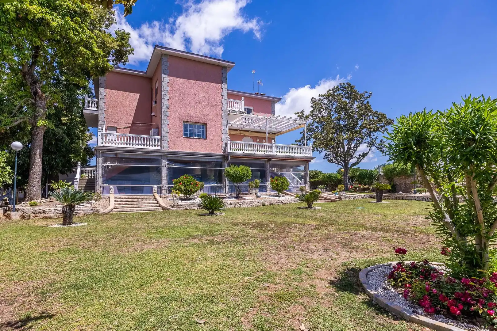 Vista exterior de Finca rústica en venda en Sanlúcar la Mayor amb Calefacció, Jardí privat i Terrassa