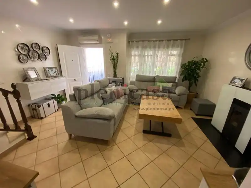 Sala de estar de Casa adosada en venta en Punta Umbría con Aire acondicionado, Calefacción y Jardín privado