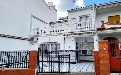Vista exterior de Casa adosada en venda en Cuevas de San Marcos amb Aire condicionat, Terrassa i Traster