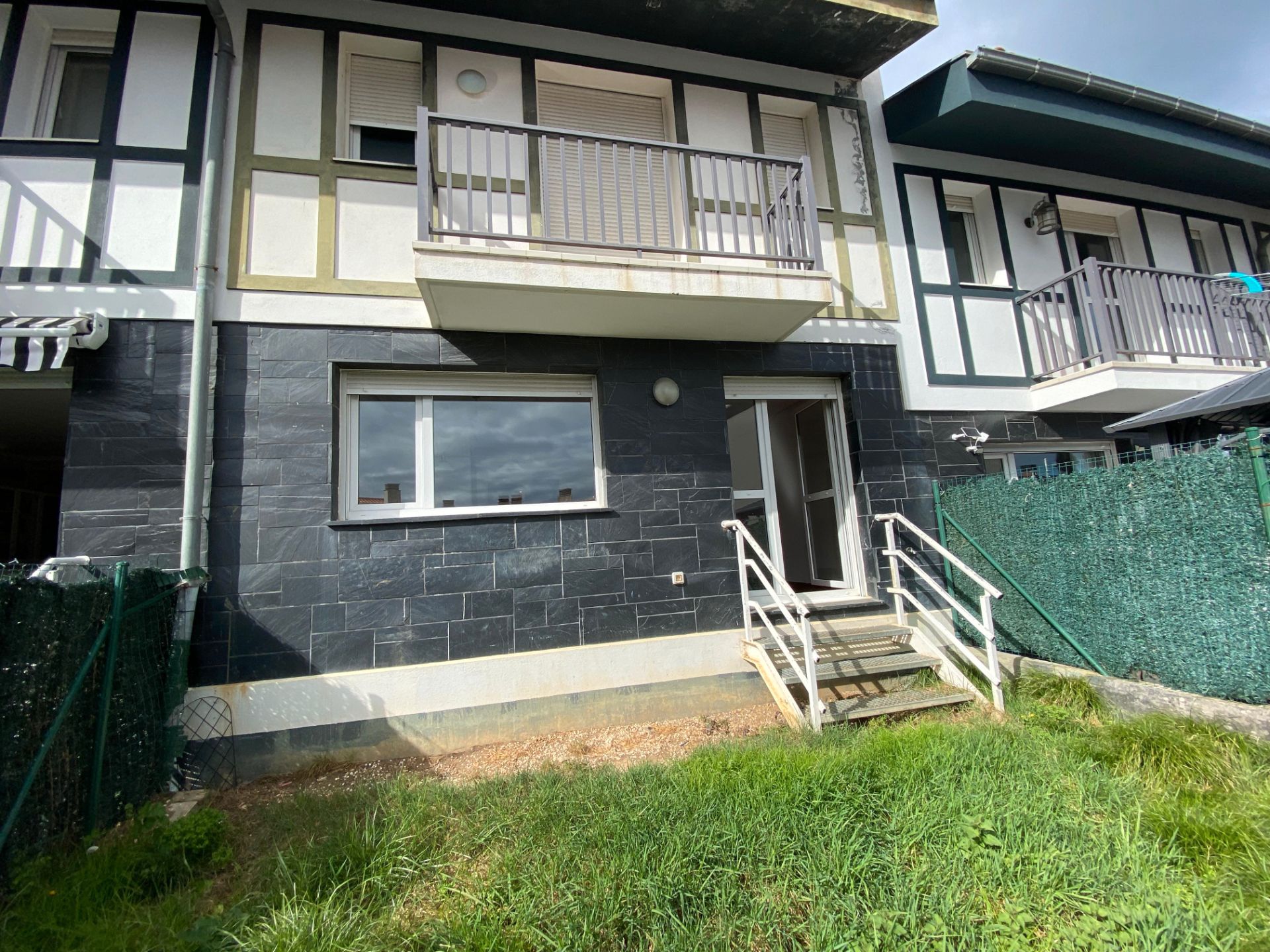 Vista exterior de Casa o xalet en venda en Castro-Urdiales amb Calefacció, Jardí privat i Terrassa