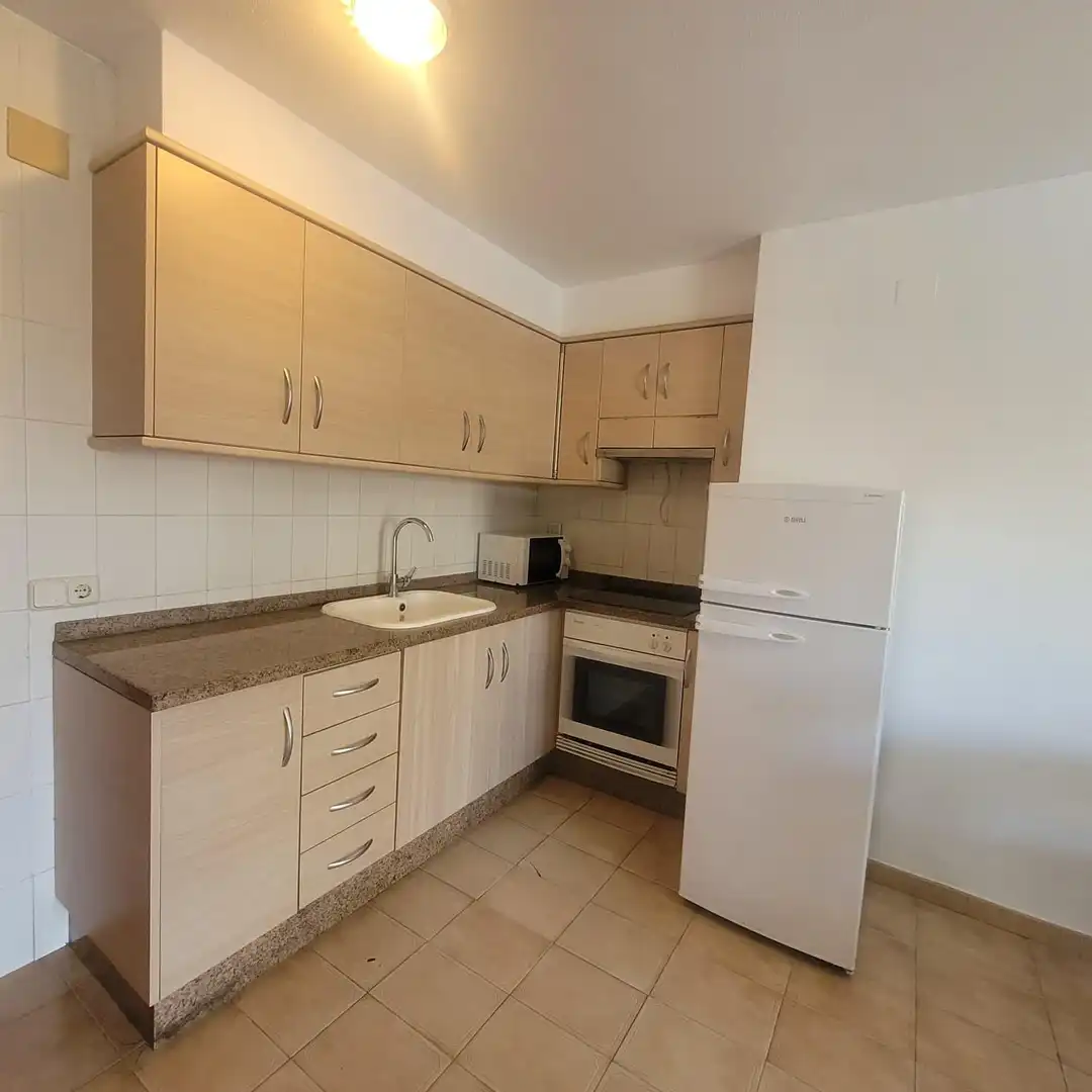 Cuina de Apartament de lloguer en Gandia amb Aire condicionat, Terrassa i Moblat
