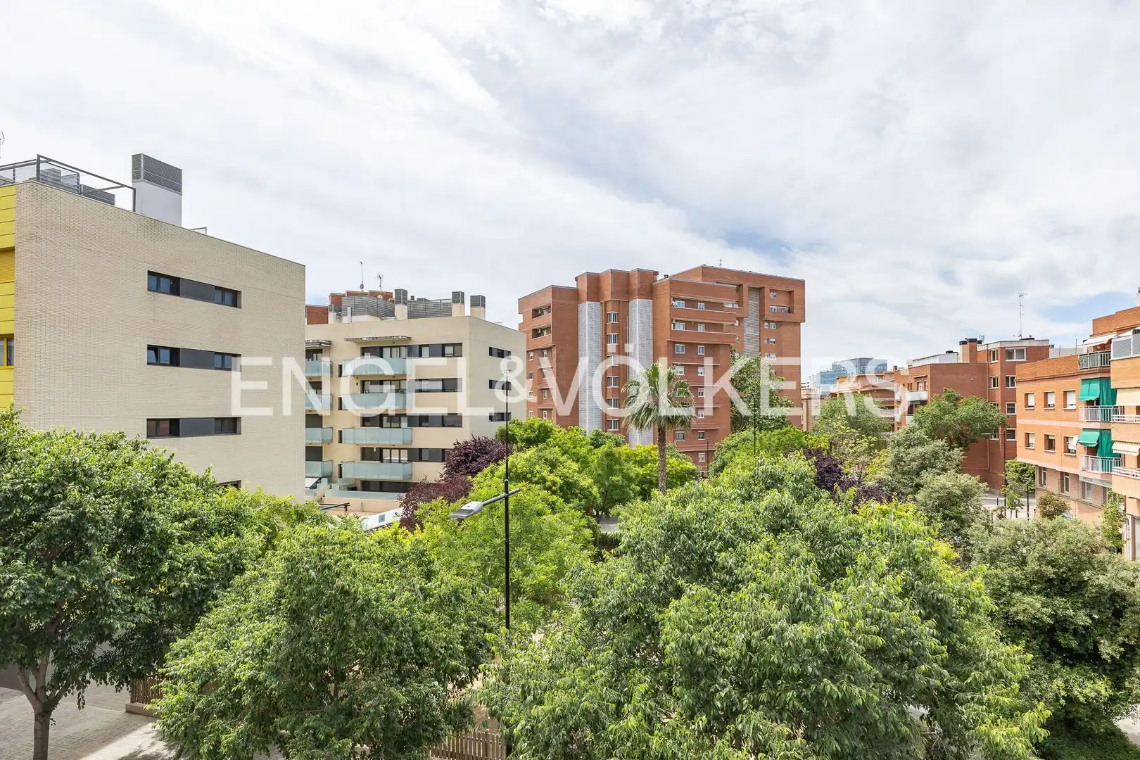 Exterior view of Flat for rent in Esplugues de Llobregat  with Air Conditioner, Heating and Parquet flooring