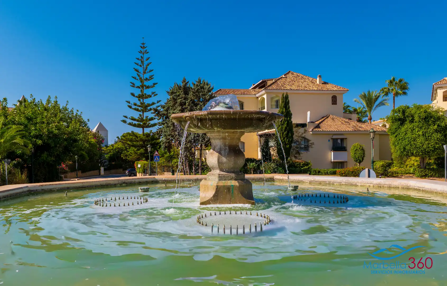 Vista exterior de Casa adosada en venda en Marbella amb Aire condicionat, Jardí privat i Terrassa