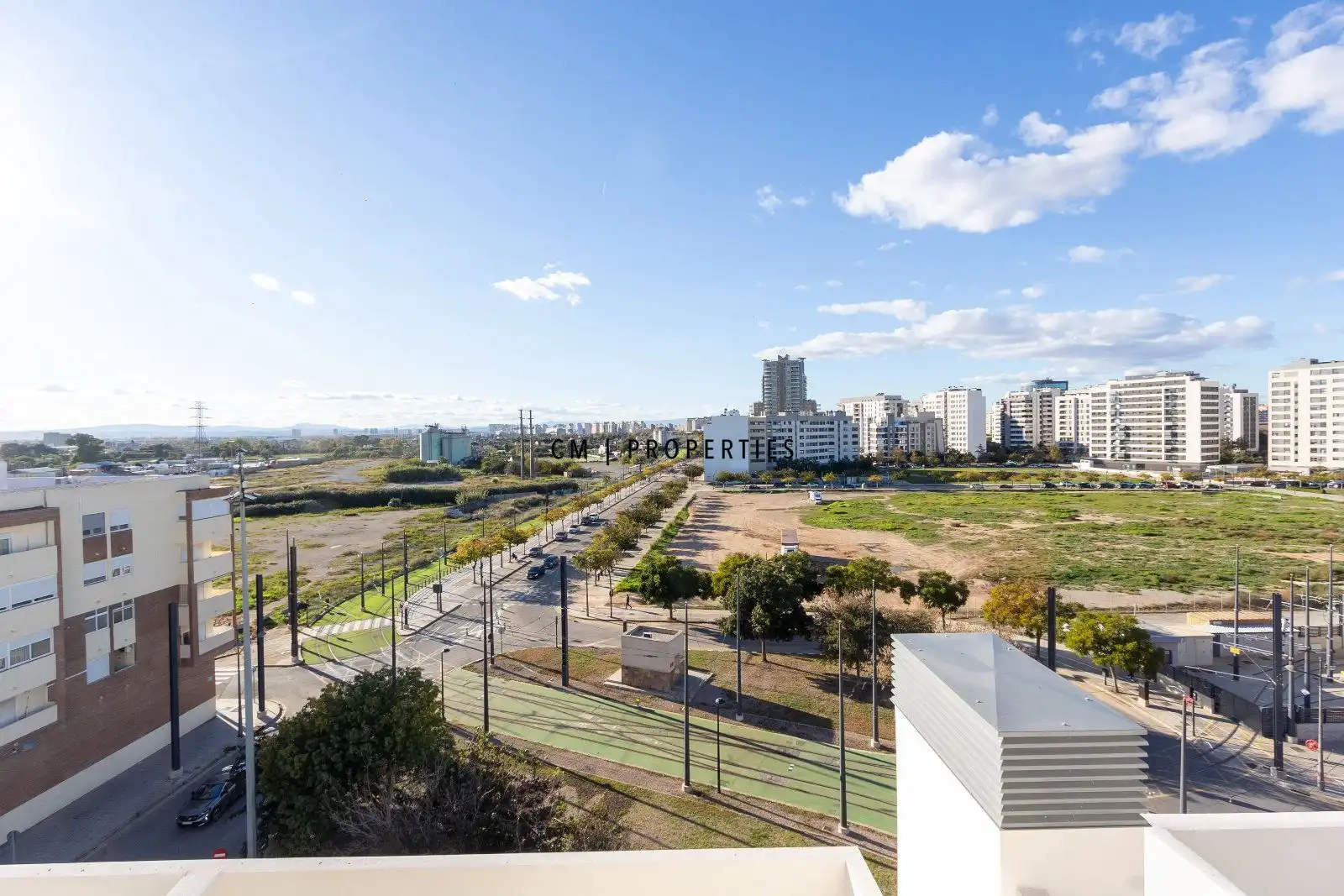 Außenansicht von Wohnung zur Miete in Valencia mit Terrasse, Abstellraum und Schwimmbad