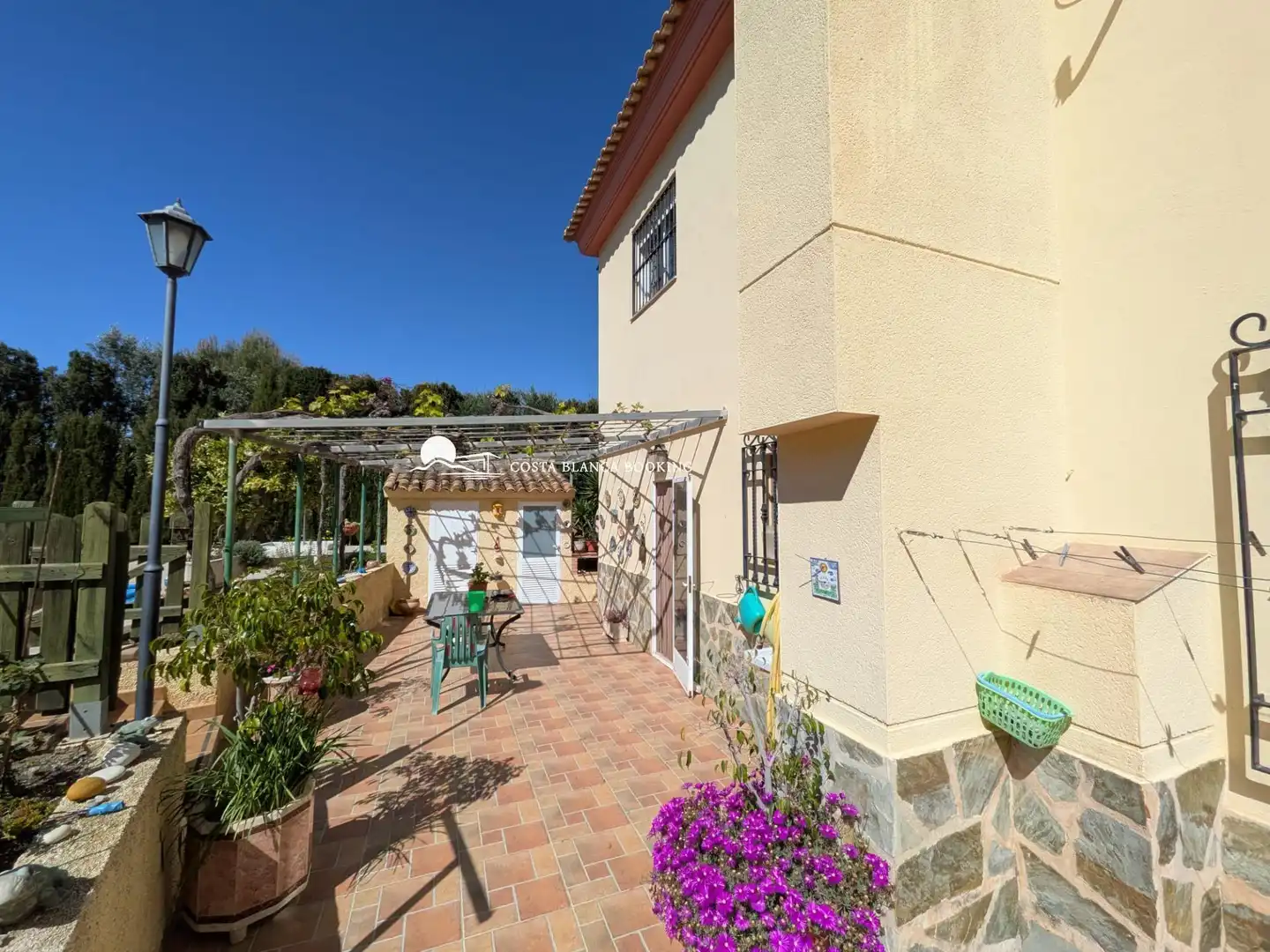 Vista exterior de Casa o xalet en venda en L'Alfàs del Pi amb Aire condicionat, Jardí privat i Terrassa