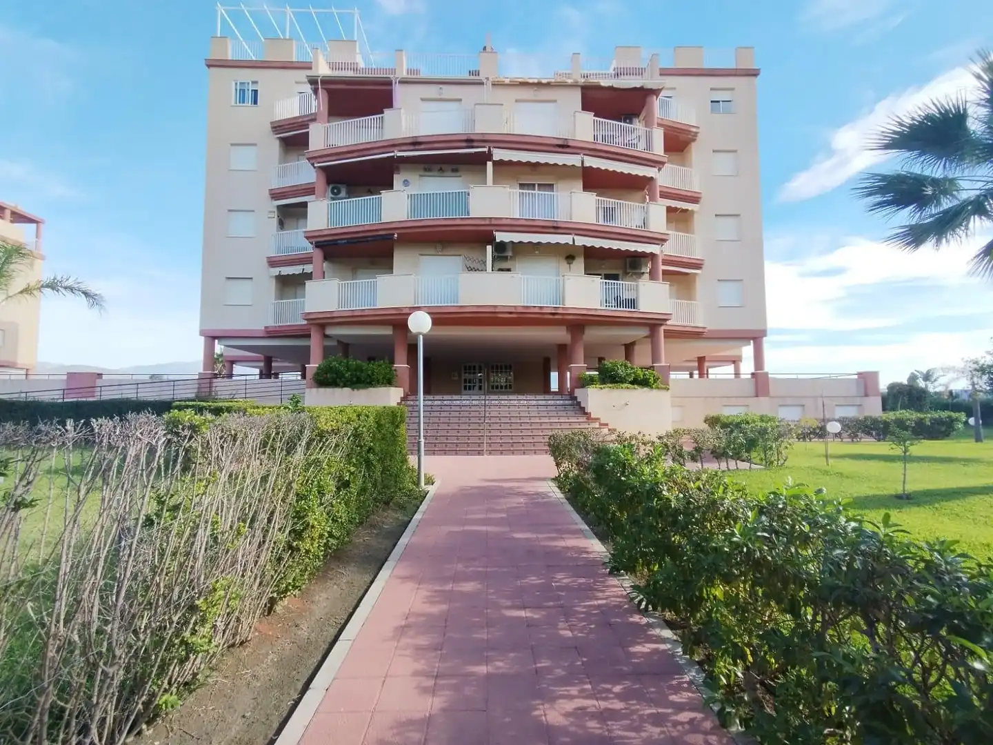 Vista exterior de Pis en venda en Salobreña amb Jardí privat, Terrassa i Moblat
