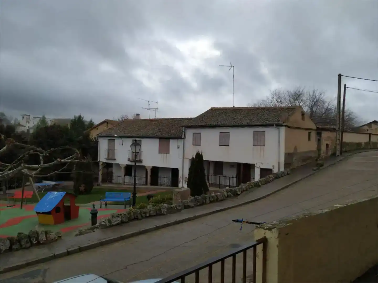 Vista exterior de Casa adosada en venda en Turégano amb Balcó