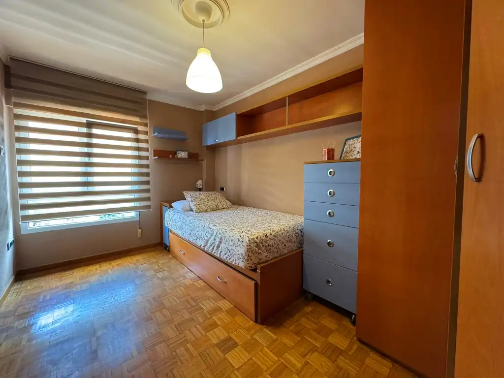 Dormitori de Pis de lloguer en Gijón  amb Calefacció, Parquet i Moblat