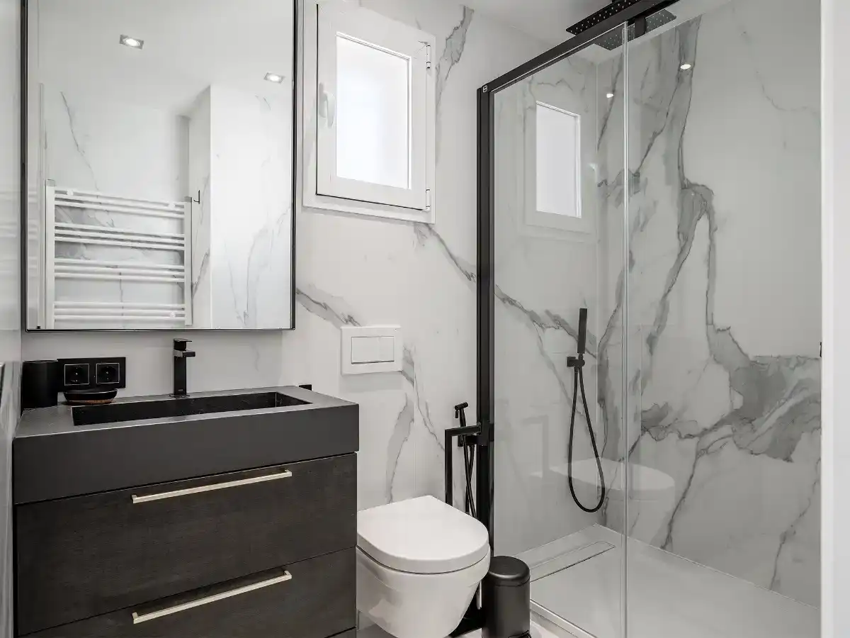 Badezimmer von Wohnung zur Miete in Marbella mit Klimaanlage, Privatgarten und Parkett