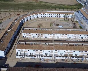 Vista exterior de Casa adosada en venda en Salteras amb Aire condicionat, Traster i Piscina comunitària