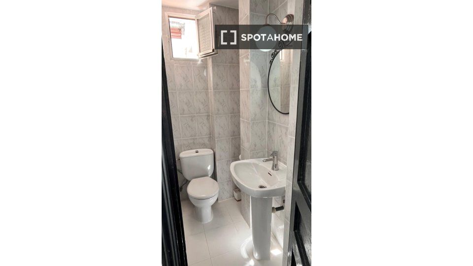Bathroom of Flat to rent in  Madrid Capital  with Air Conditioner, Heating and Furnished