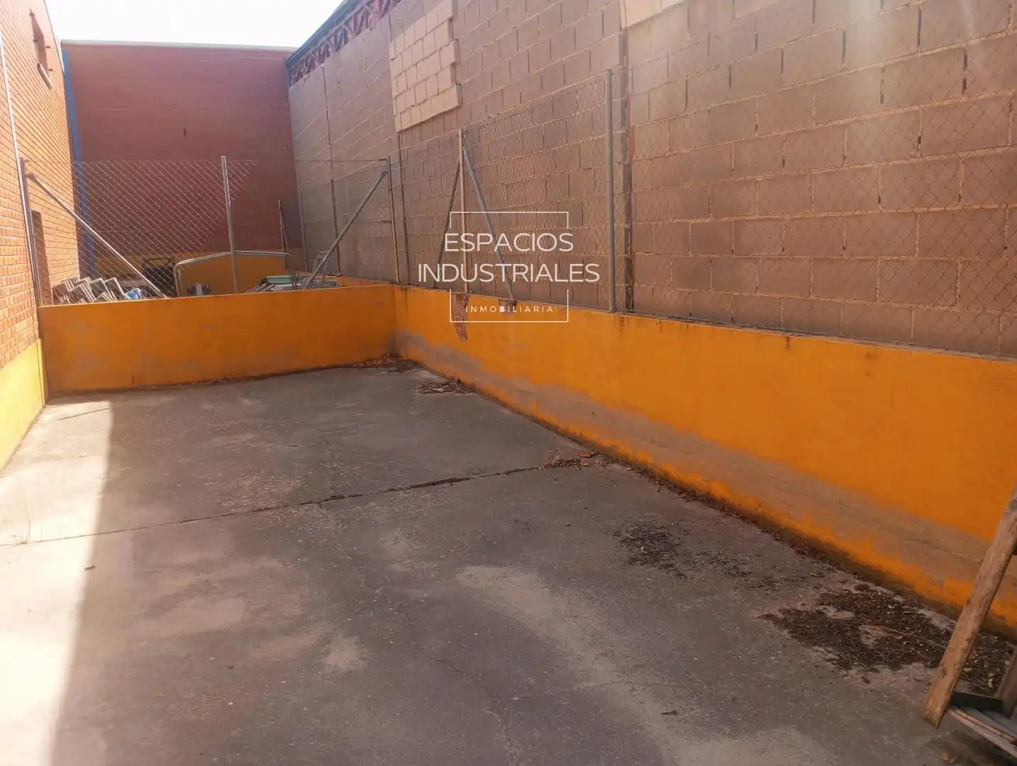 Parkplatz von Fabrikhallen zur Miete in Arganda del Rey
