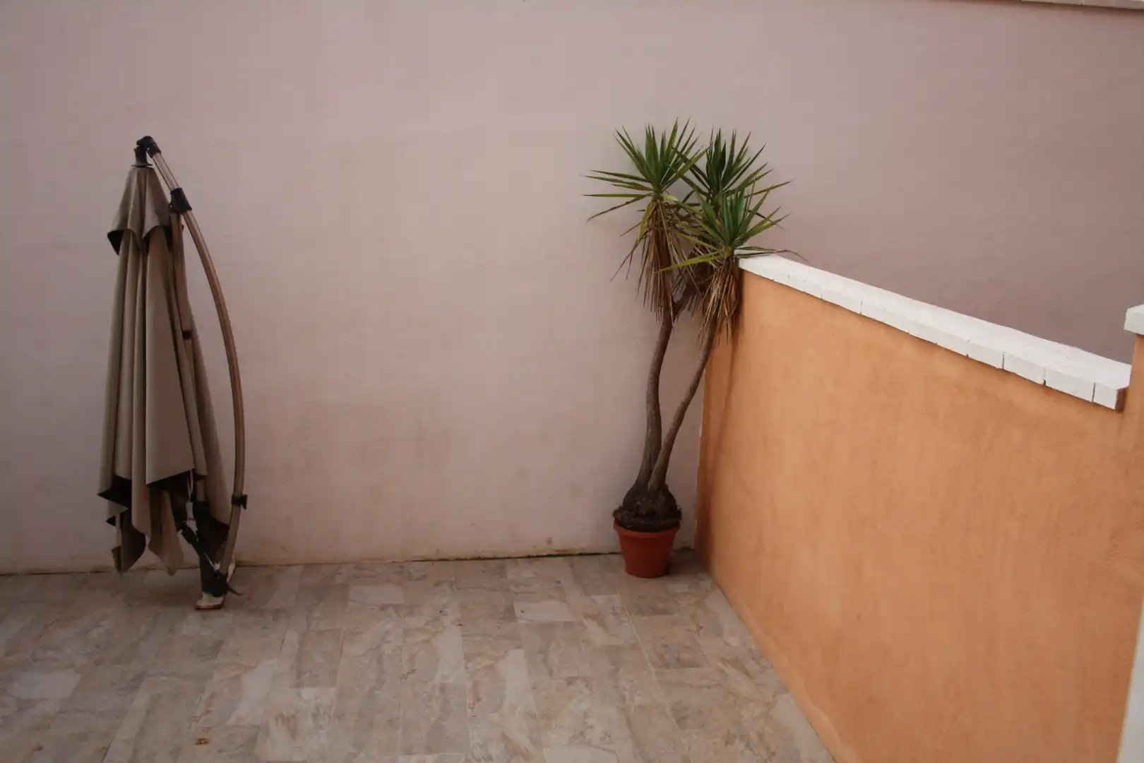 Terrasse von Einfamilien-Reihenhaus zum Verkauf in Montequinto mit Klimaanlage, Heizung und Terrasse