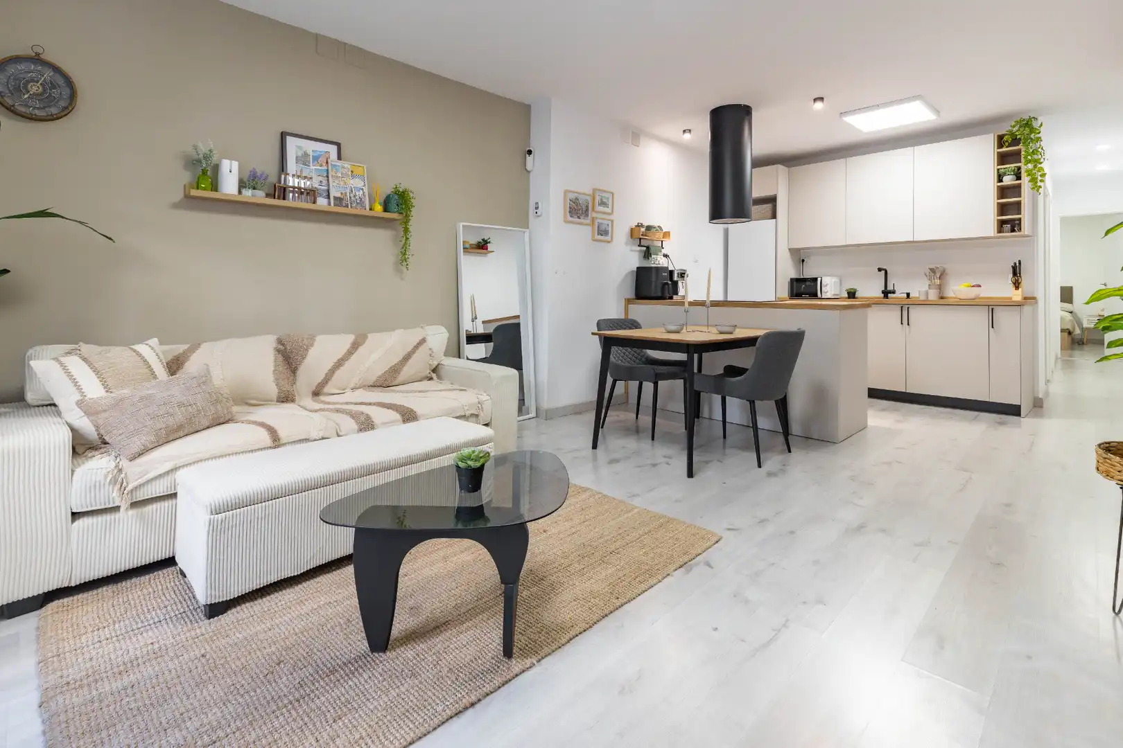 Sala d'estar de Planta baixa en venda en La Pobla de Vallbona amb Aire condicionat, Terrassa i Moblat